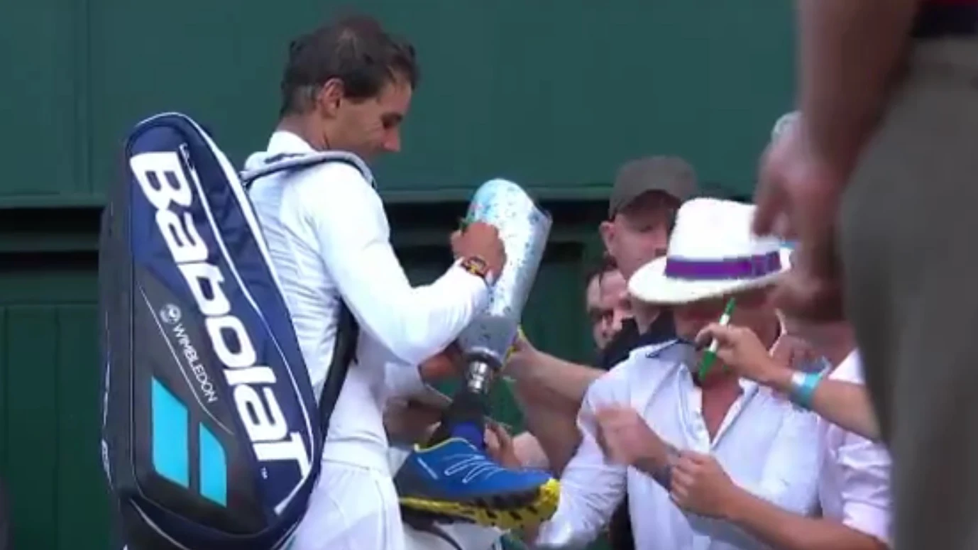 Nadal firma en la pierna ortopédica de un aficionado Nadal firma en la pierna ortopédica de un aficionado