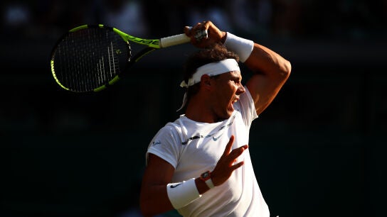 Nadal golpea ante pelota ante Young