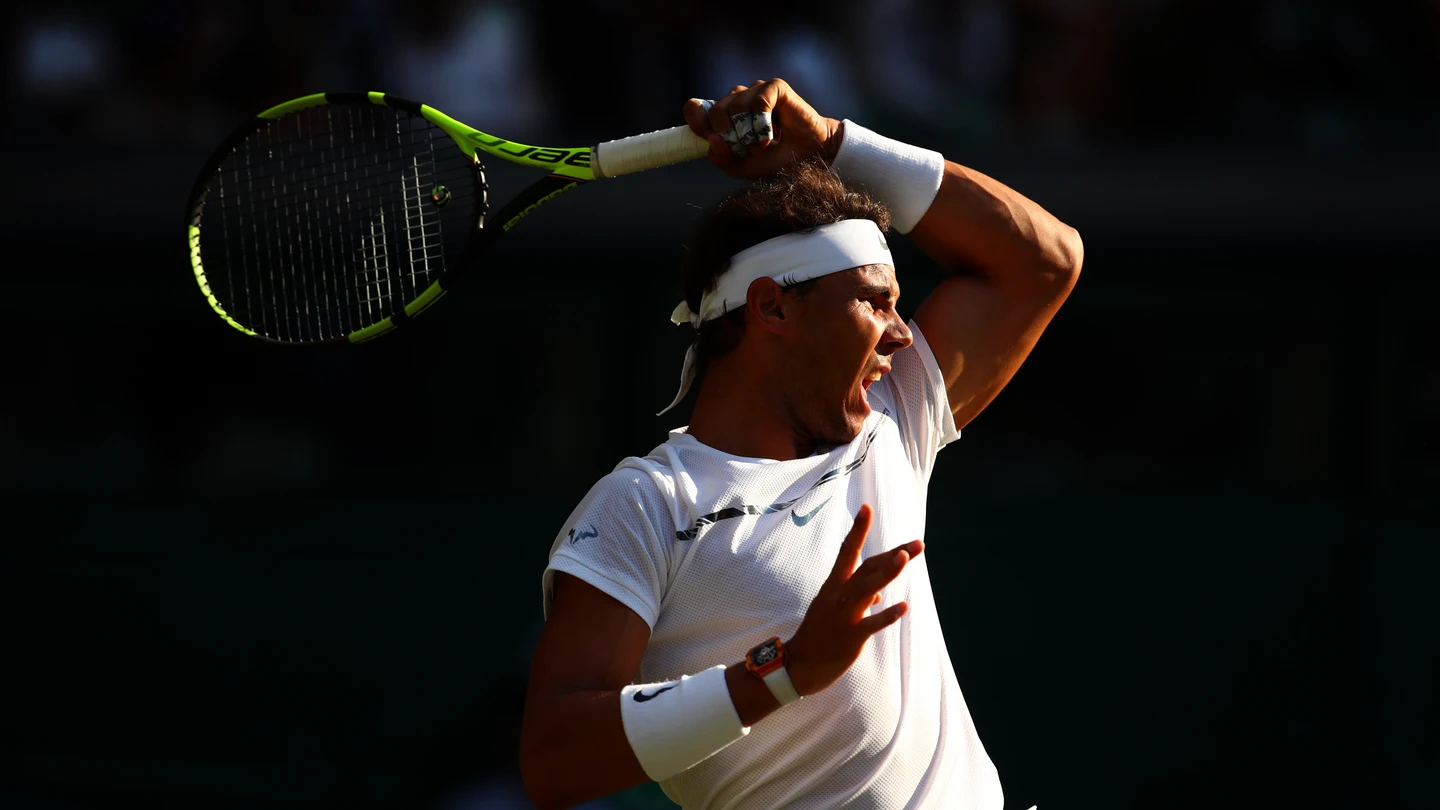 Nadal golpea ante pelota ante Young Nadal golpea ante pelota ante Young