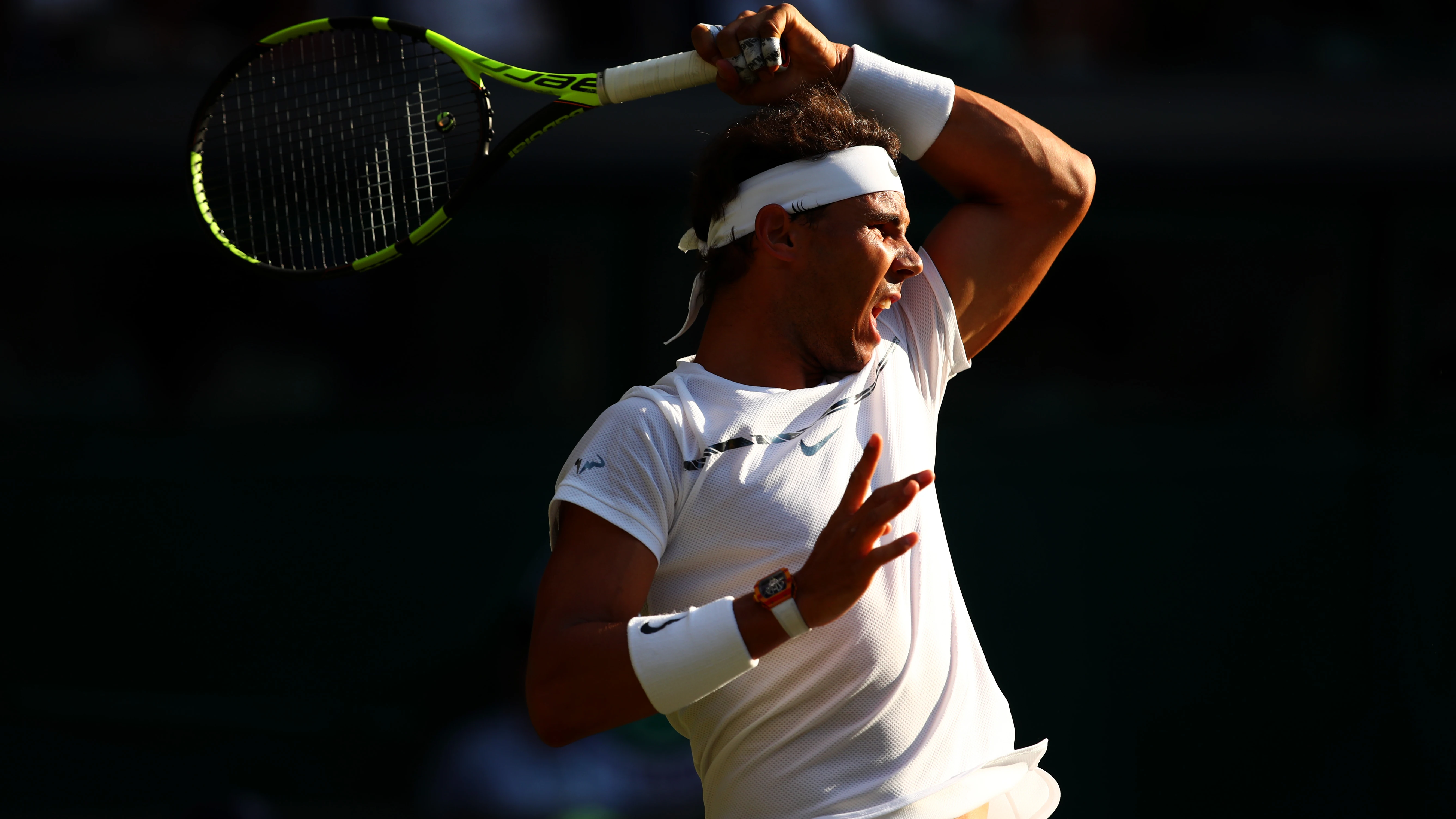 Nadal golpea ante pelota ante Young