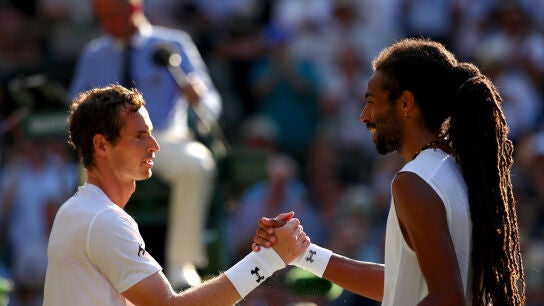 Andy Murray saluda a Dustin Brown tras sellar su pase a tercera ronda