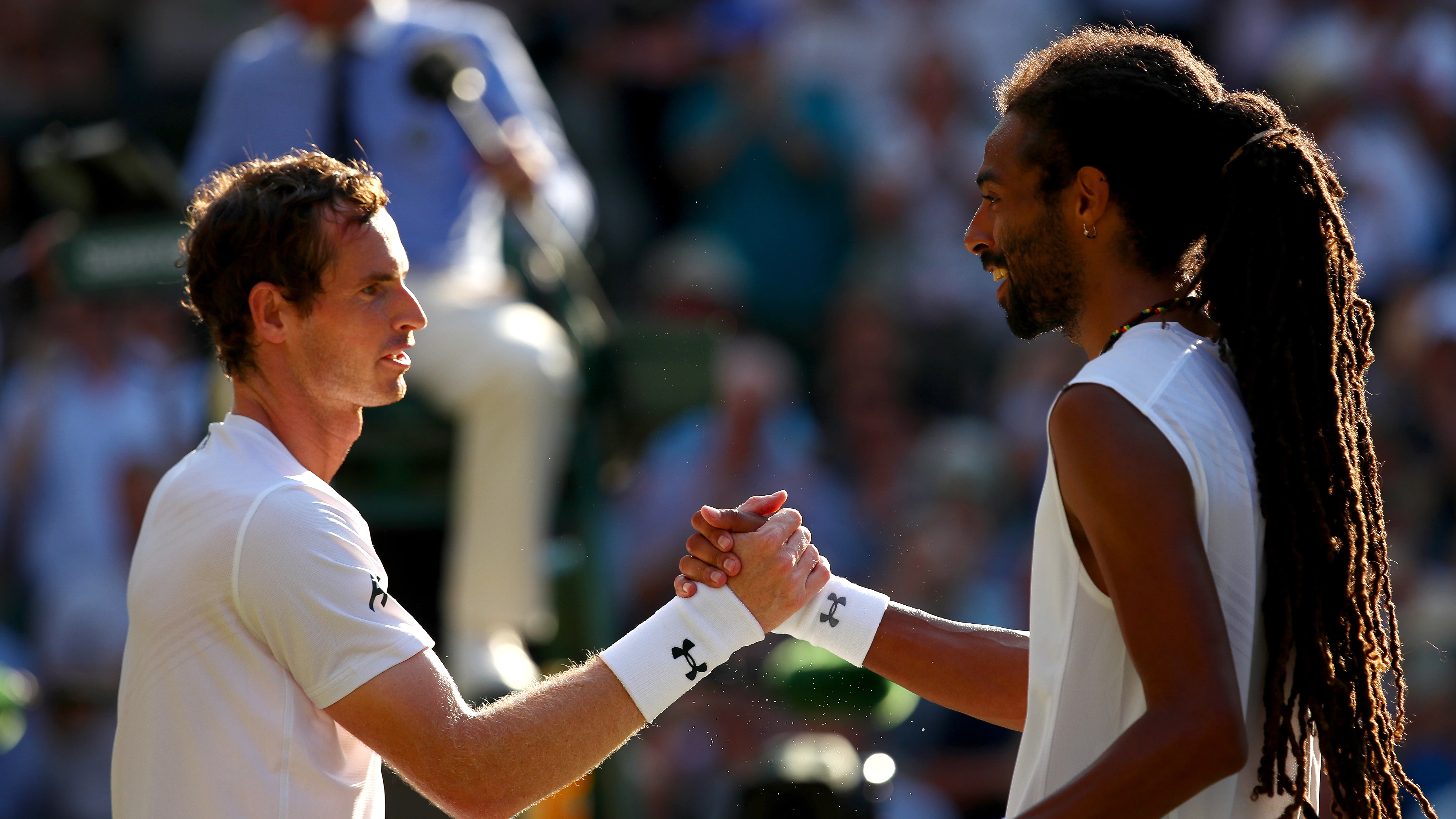 Andy Murray saluda a Dustin Brown tras sellar su pase a tercera ronda Andy Murray saluda a Dustin Brown tras sellar su pase a tercera ronda