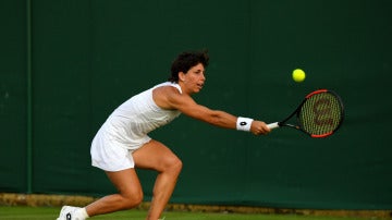 Carla Suárez trata de restar una pelota ante Shuai Peng