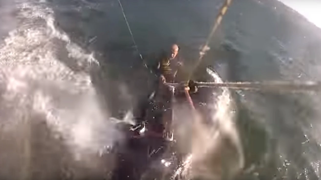 Una ballena golpea a un kitesurfista