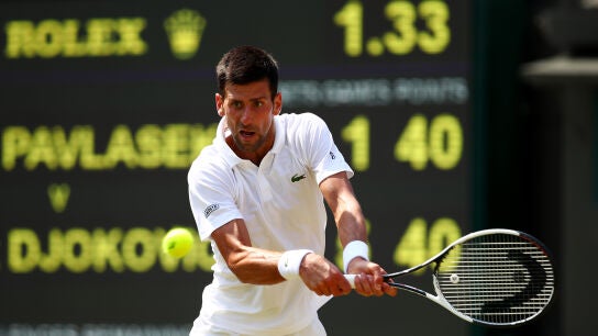 Djokovic ejecuta un rev&eacute;s en su partido