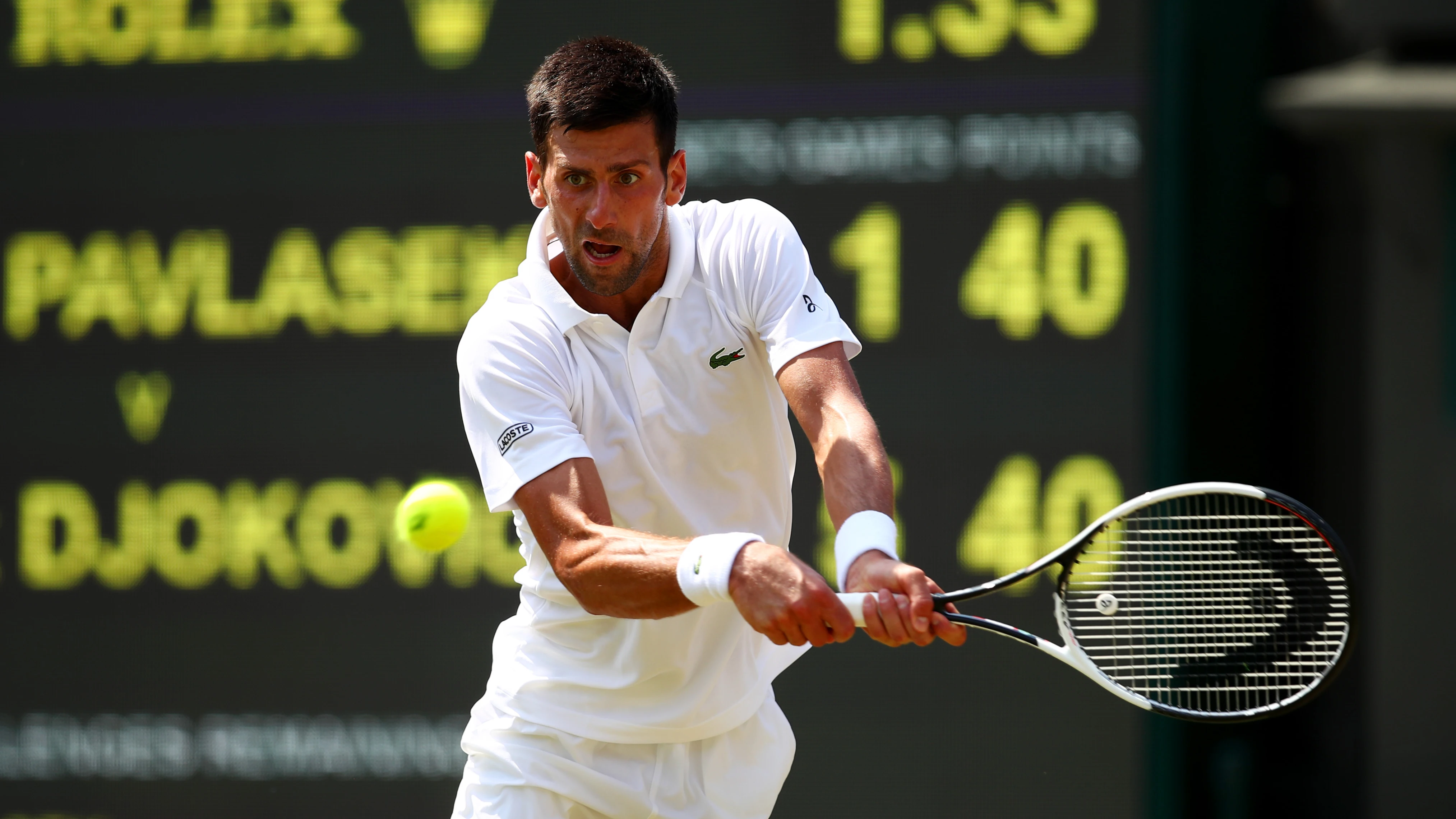 Djokovic ejecuta un revés en su partido Djokovic ejecuta un revés en su partido