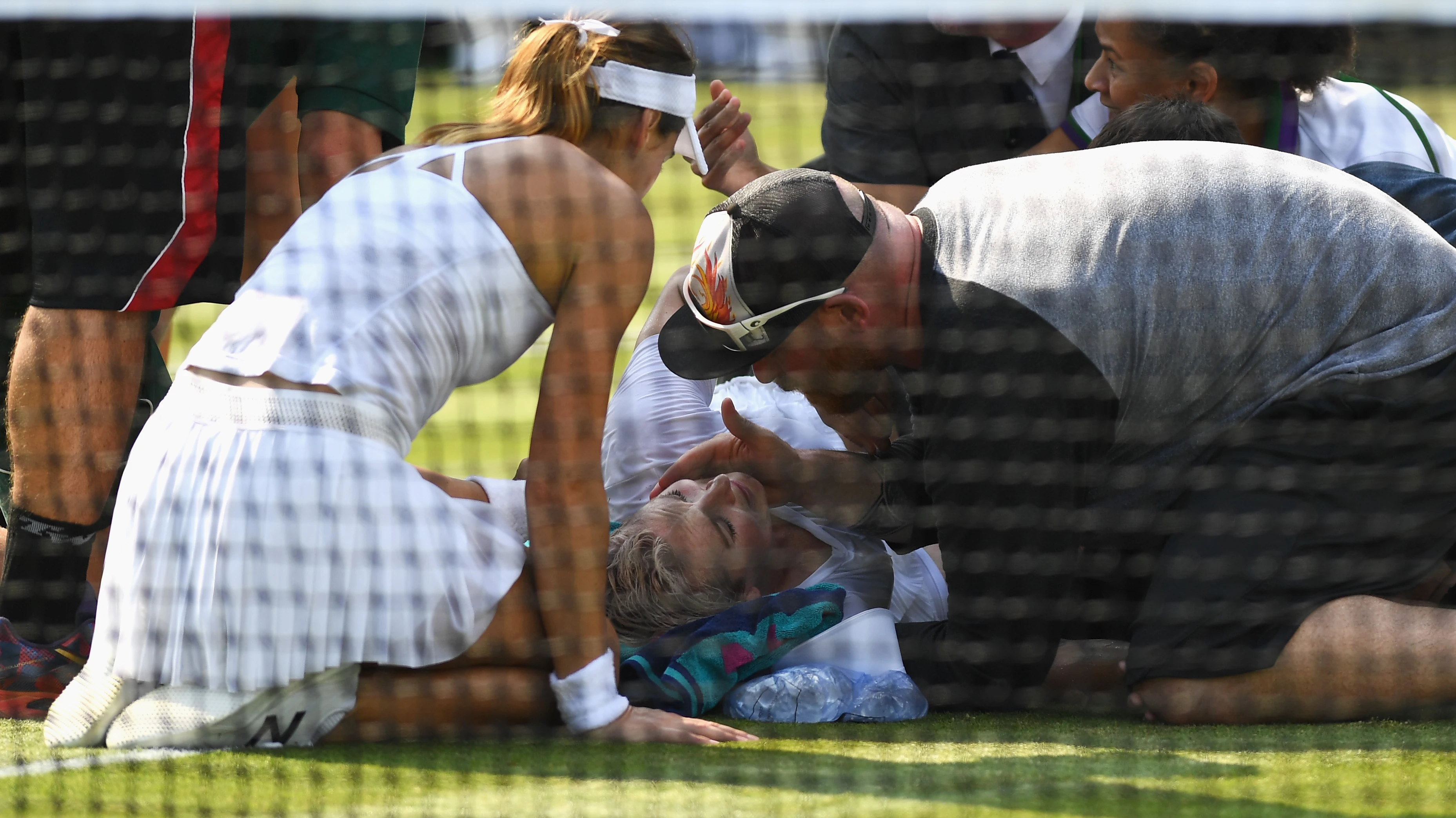 Bethanie Mattek-Sands cae lesionada en pleno partido en Wimbledon