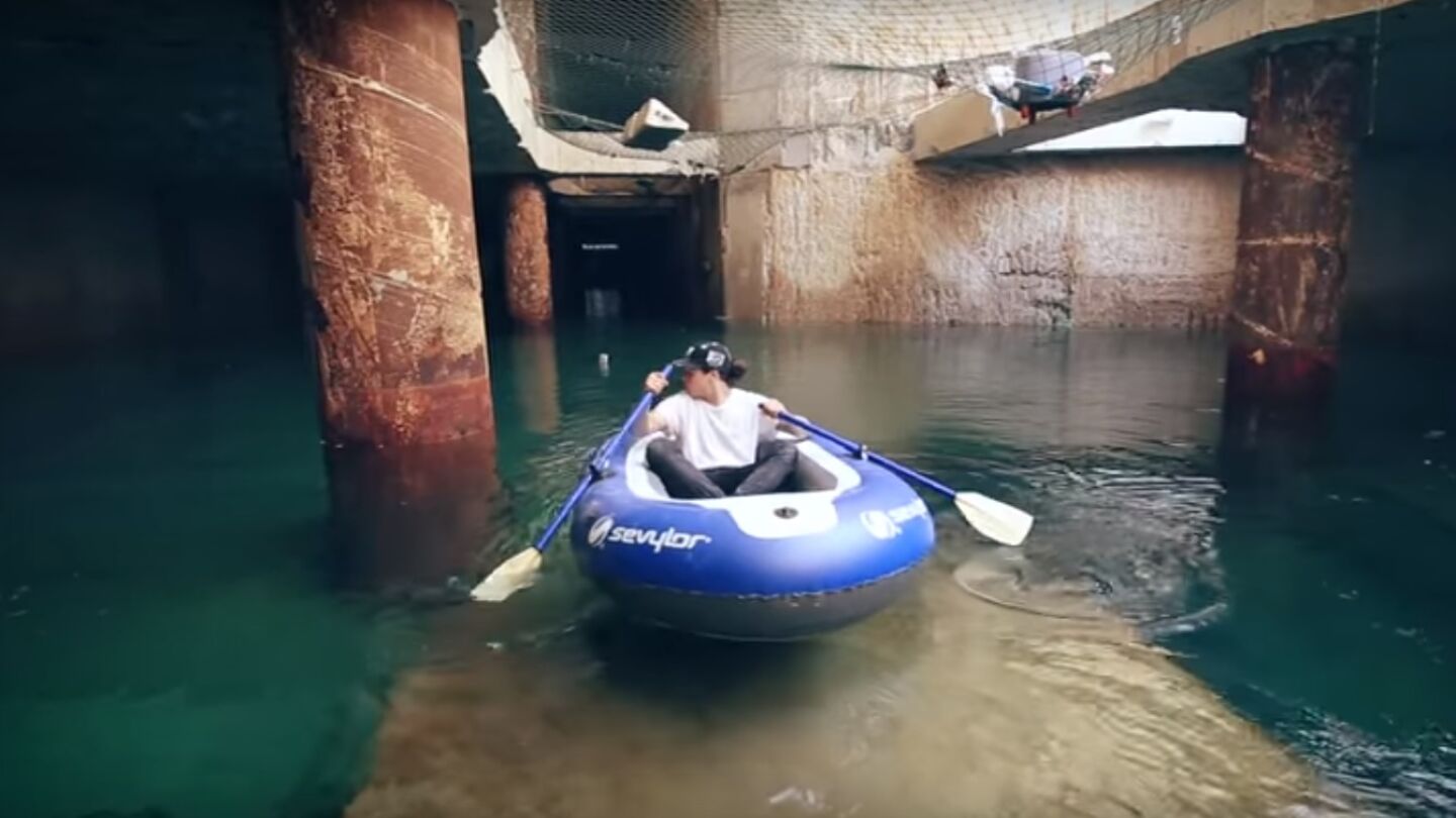 Un youtuber navega por los t&uacute;neles del metro de Valencia