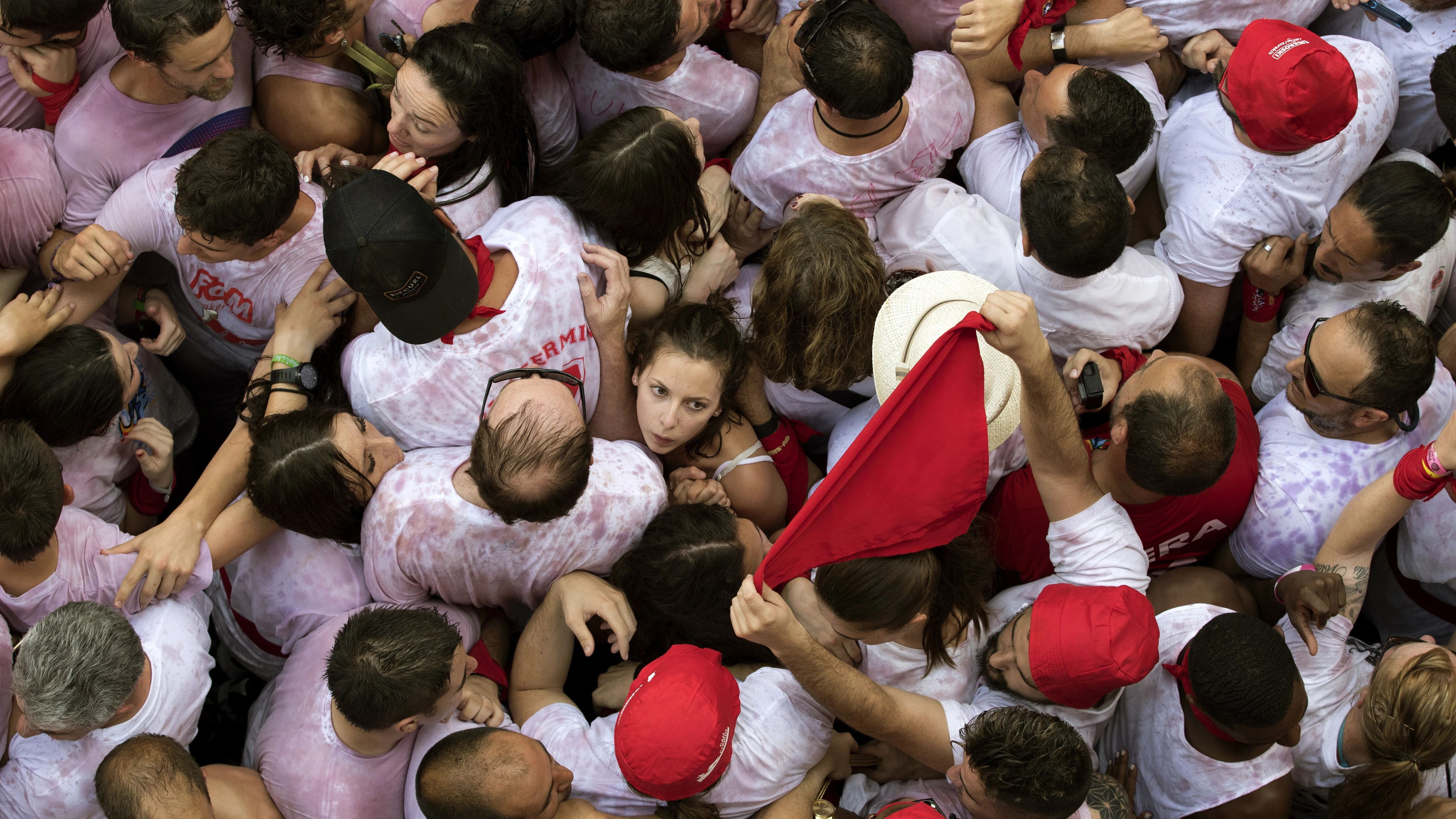 Miles de personas celebran el comienzo de las fiestas de San Fermín en la plaza del Ayuntamiento de Pamplona.