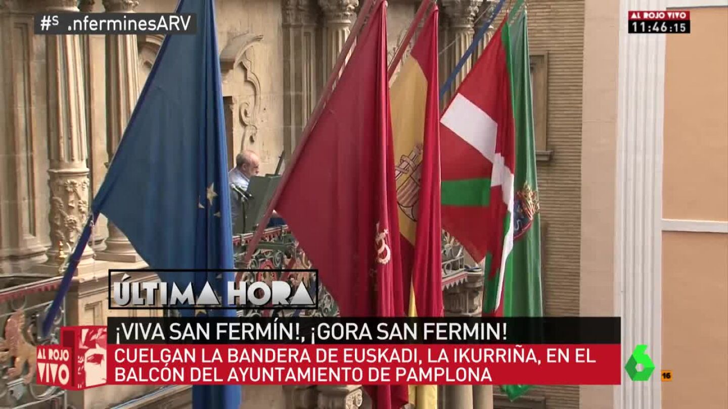 La ikurri&ntilde;a ondea en el Ayuntamiento de Pamplona