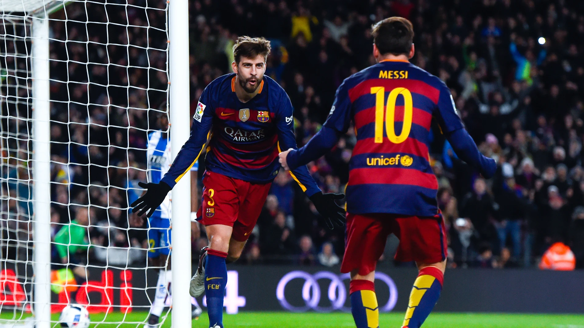 Gerard Piqué celebra un gol con Leo Messi