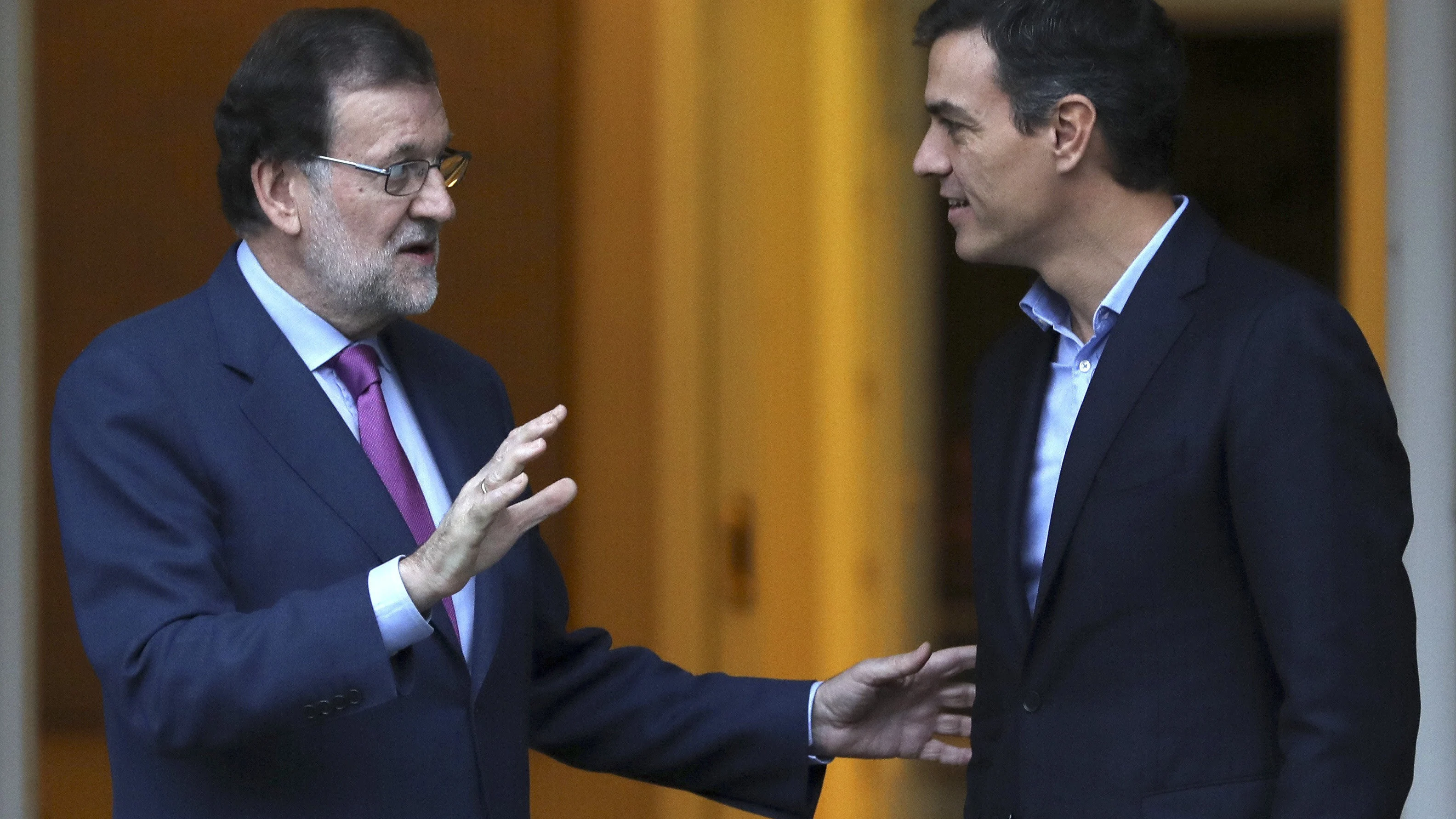 El presidente del Gobierno, Mariano Rajoy (i), y el secretario general del PSOE, Pedro Sánchez