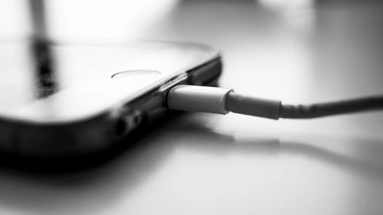 Imagen de un móvil cargando Cargador de móvil iPhone