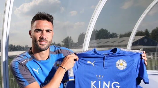 Iborra posando con la camiseta del Leicester Iborra posando con la camiseta del Leicester