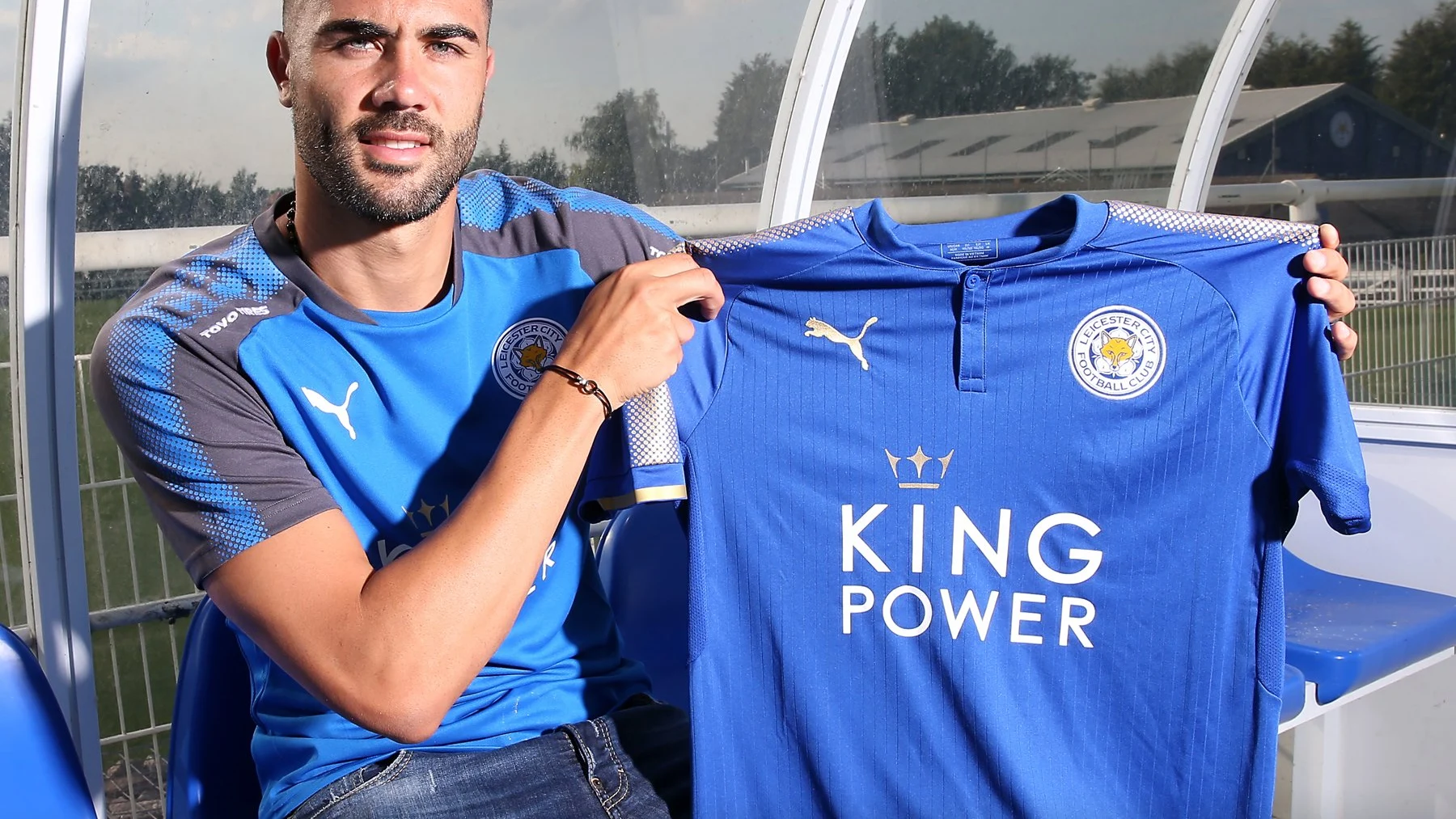 Iborra posando con la camiseta del Leicester