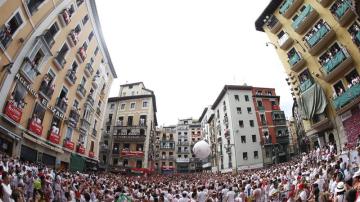  Ambiente en la plaza Consistorial de Pamplona antes del chupinazo