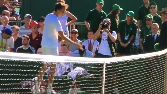 Medvedev tira monedas a la juez de silla tras perder