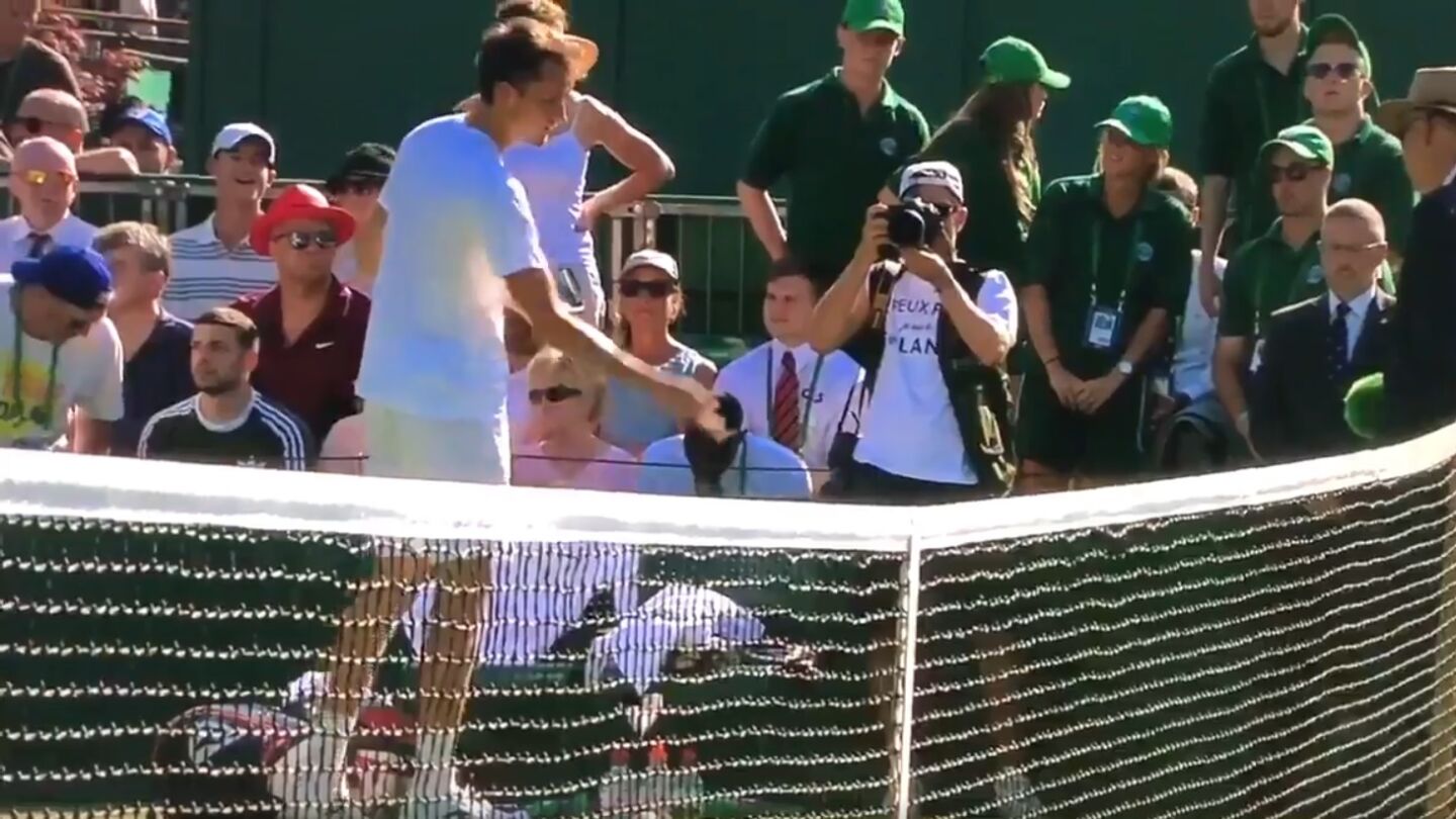 Medvedev tira monedas a la juez de silla tras perder