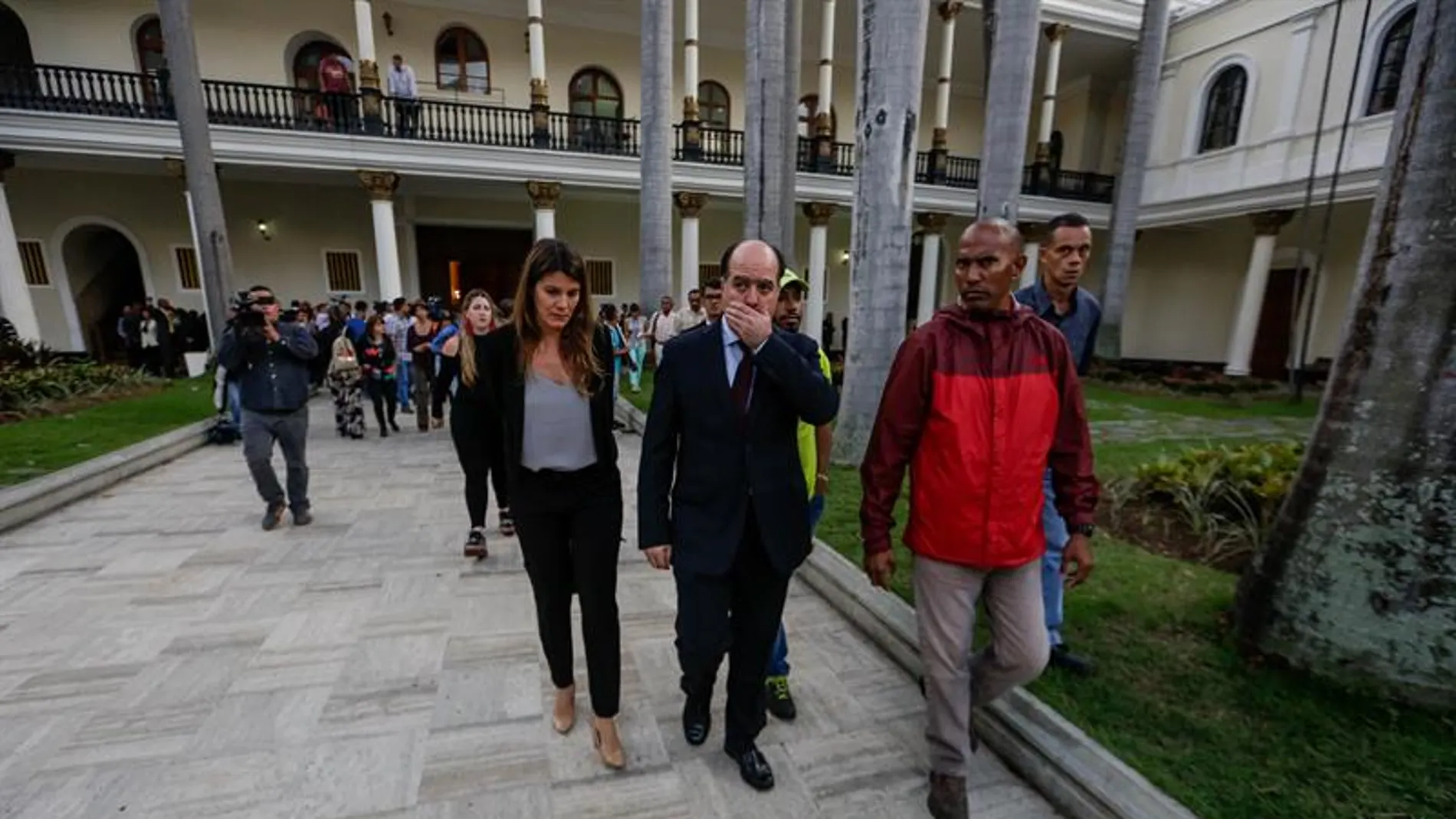 El presidente de la Asamblea Nacional, Julio Borges, sale de las instalaciones
