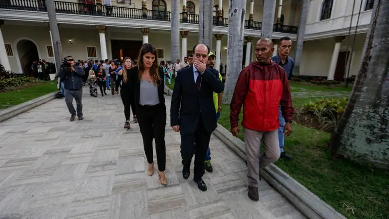 El presidente de la Asamblea Nacional, Julio Borges, sale de las instalaciones