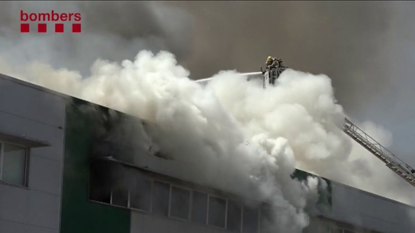 El incendio ha afectado a una nave de 1.200 metros cuadrados