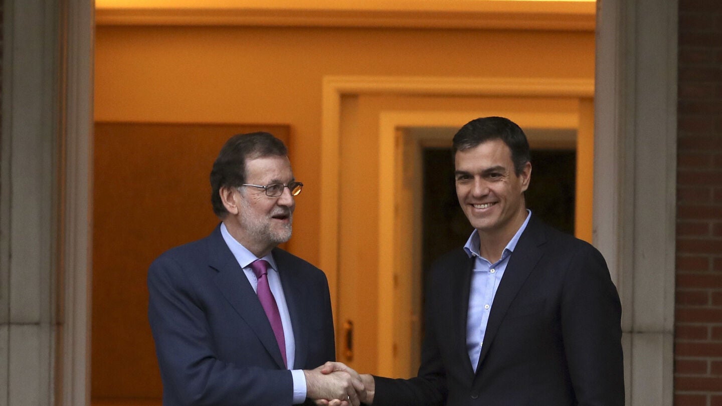 El presidente del Gobierno, Mariano Rajoy (i), y el secretario general del PSOE, Pedro S&aacute;nchez