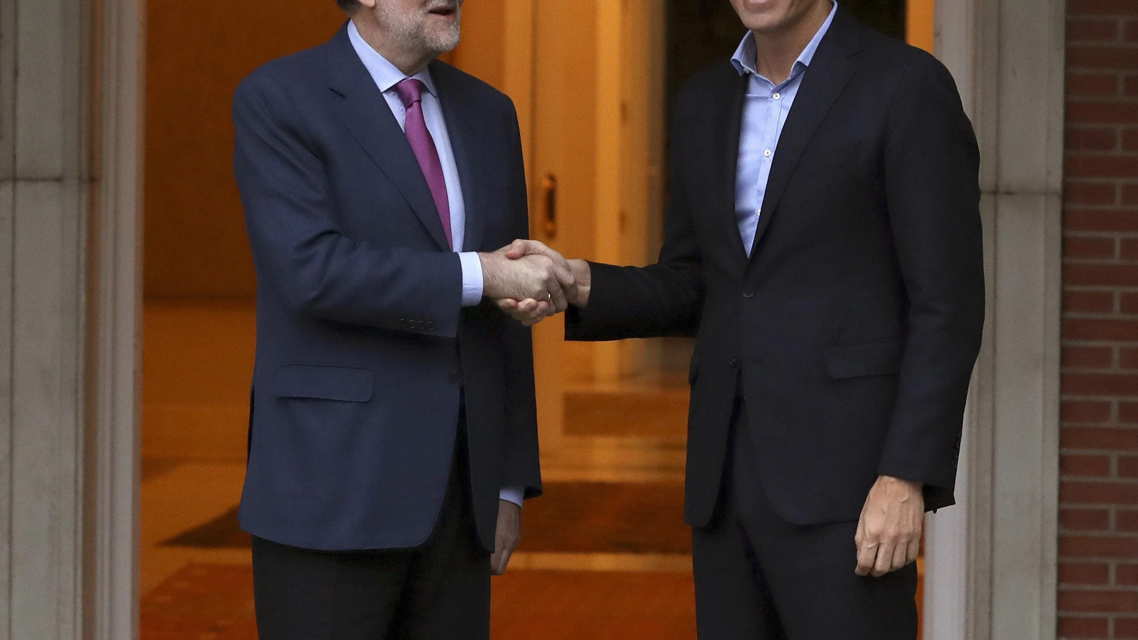 El presidente del Gobierno, Mariano Rajoy (i), y el secretario general del PSOE, Pedro Sánchez