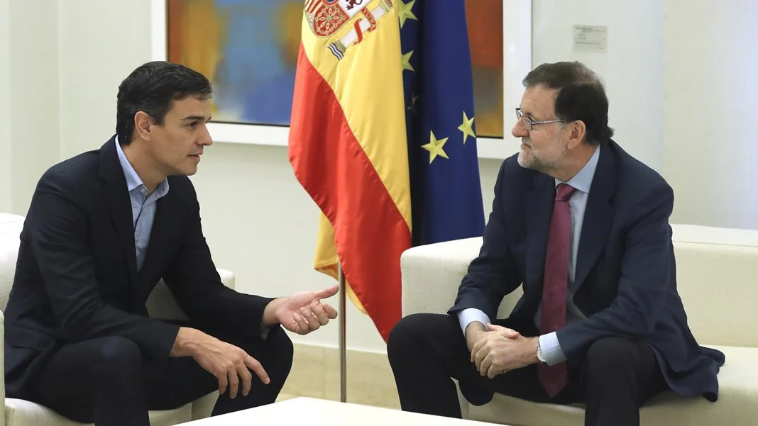 Rajoy y Sánchez en su reunión en Moncloa