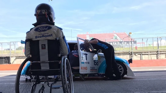 Billy Monger vuelve a subirse a un coche Billy Monger vuelve a subirse a un coche