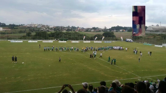 Despiden a cuatro jugadores tras divulgarse el vídeo de una masturbación colectiva en el vestuario Despiden a cuatro jugadores tras divulgarse el vídeo de una masturbación colectiva en el vestuario