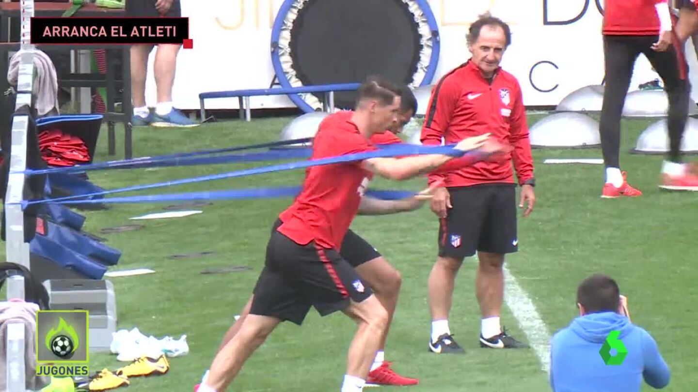 El 'profe' Ortega vigila un ejercicio en el entrenamiento del Atl&eacute;tico