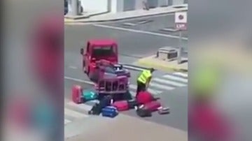 Graban a un trabajador de Iberia golpeando y lanzando por los aires el equipaje de los pasajeros 