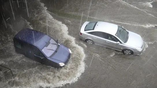 Imagen de archivo de una inundación en Madrid Madrid, anegado bajo un aguacero: Desvíos de vuelos, inundaciones y grandes retenciones