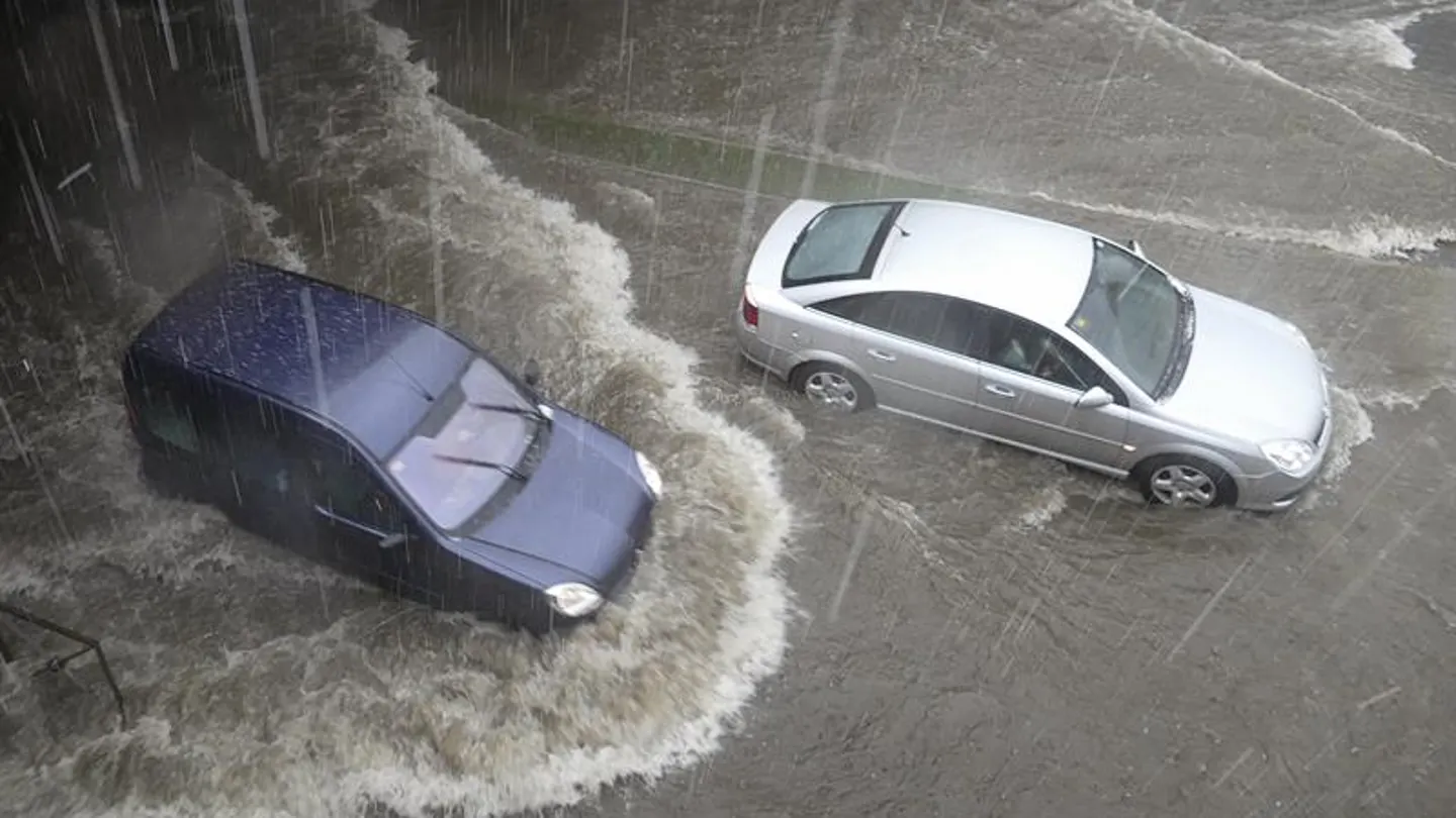 Imagen de archivo de una inundación en Madrid Madrid, anegado bajo un aguacero: Desvíos de vuelos, inundaciones y grandes retenciones
