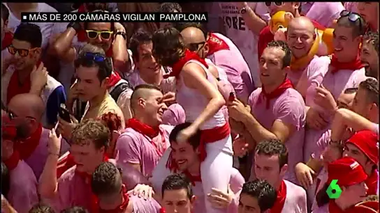 Manosean e intentan subir la camiseta a una chica en San Fermín Manosean e intentan subir la camiseta a una chica en San Fermín