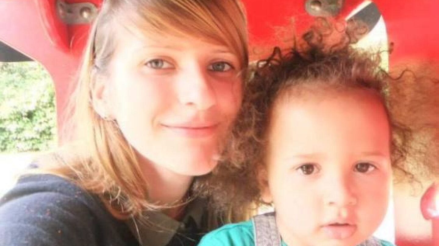 Alex Malcolm, de cinco a&ntilde;os, con su madre Lilya Breha