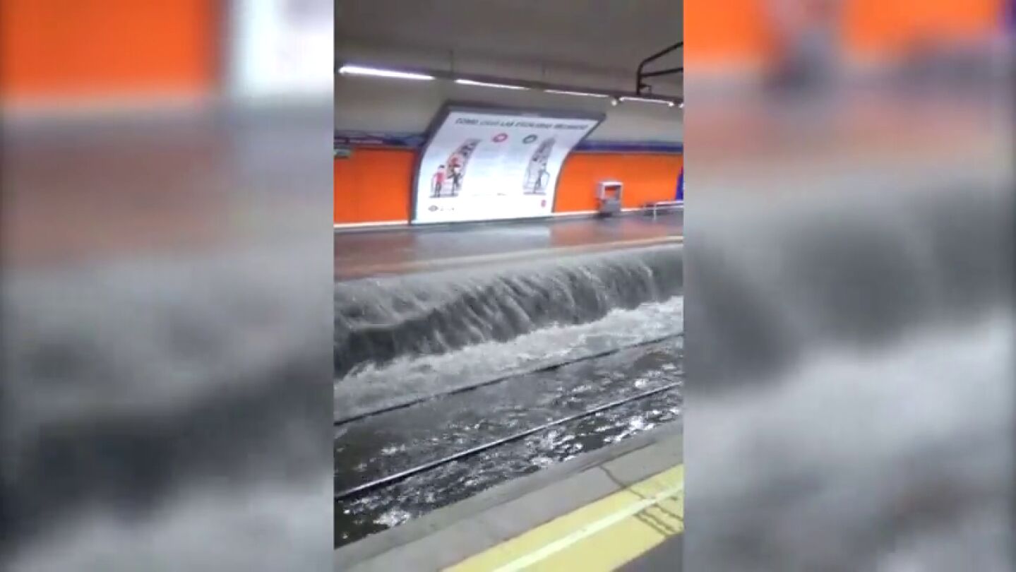 Impactantes im&aacute;genes de la inundaci&oacute;n de la estaci&oacute;n de Metro Marqu&eacute;s de Vadillo tras las tormentas en Madrid