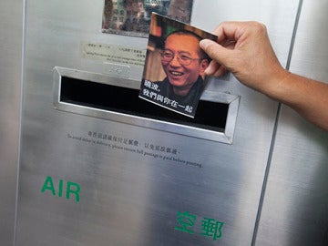 Un activista de la Alianza de Hong Kong de Apoyo a los Movimientos Democráticos Patrióticos de China echa al buzón una de las mil postales con mensajes de apoyo al disidente chino Liu Xiaobo Un activista de la Alianza de Hong Kong de Apoyo a los Movimientos Democráticos Patrióticos de China echa al buzón una de las mil postales con mensajes de apoyo al disidente chino Liu Xiaobo