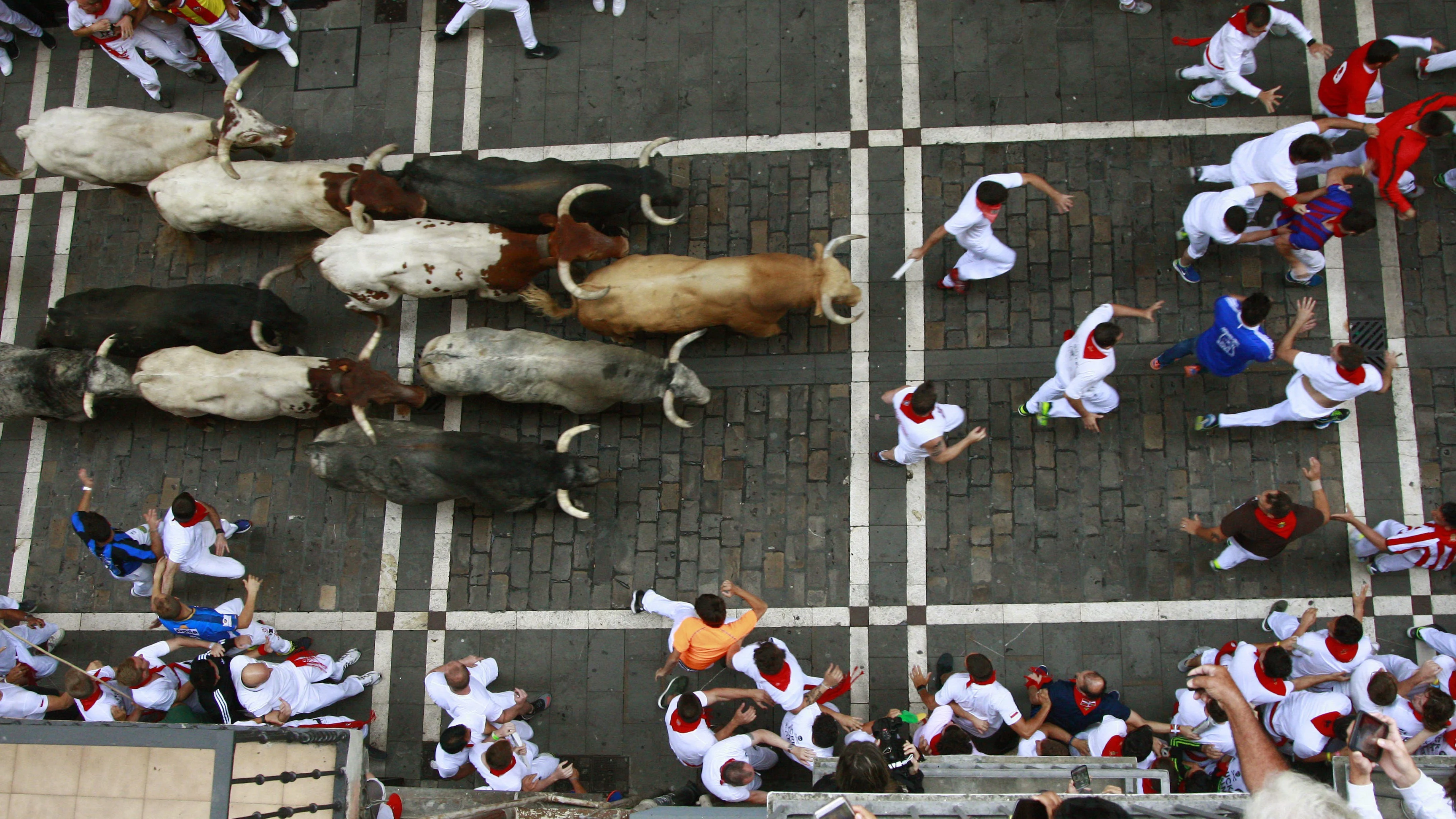 Los toros de Cebada Gago enfilan la calle Estafeta en Pamplona.
