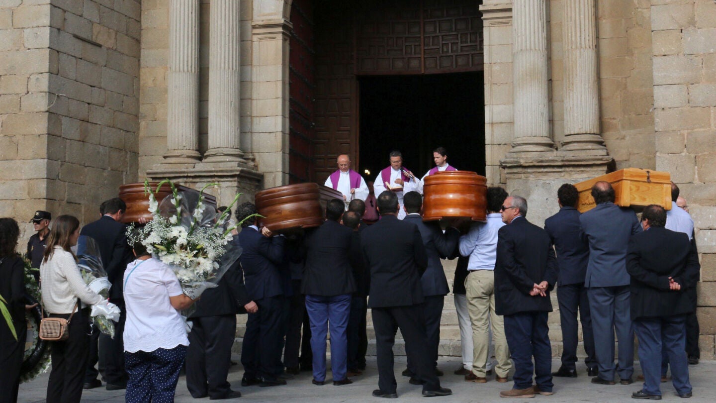 Extremadura despide entre l&aacute;grimas a la familia fallecida en Jerte