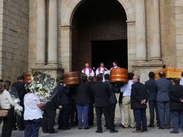 Extremadura despide entre lágrimas a la familia fallecida en Jerte Extremadura despide entre lágrimas a la familia fallecida en Jerte