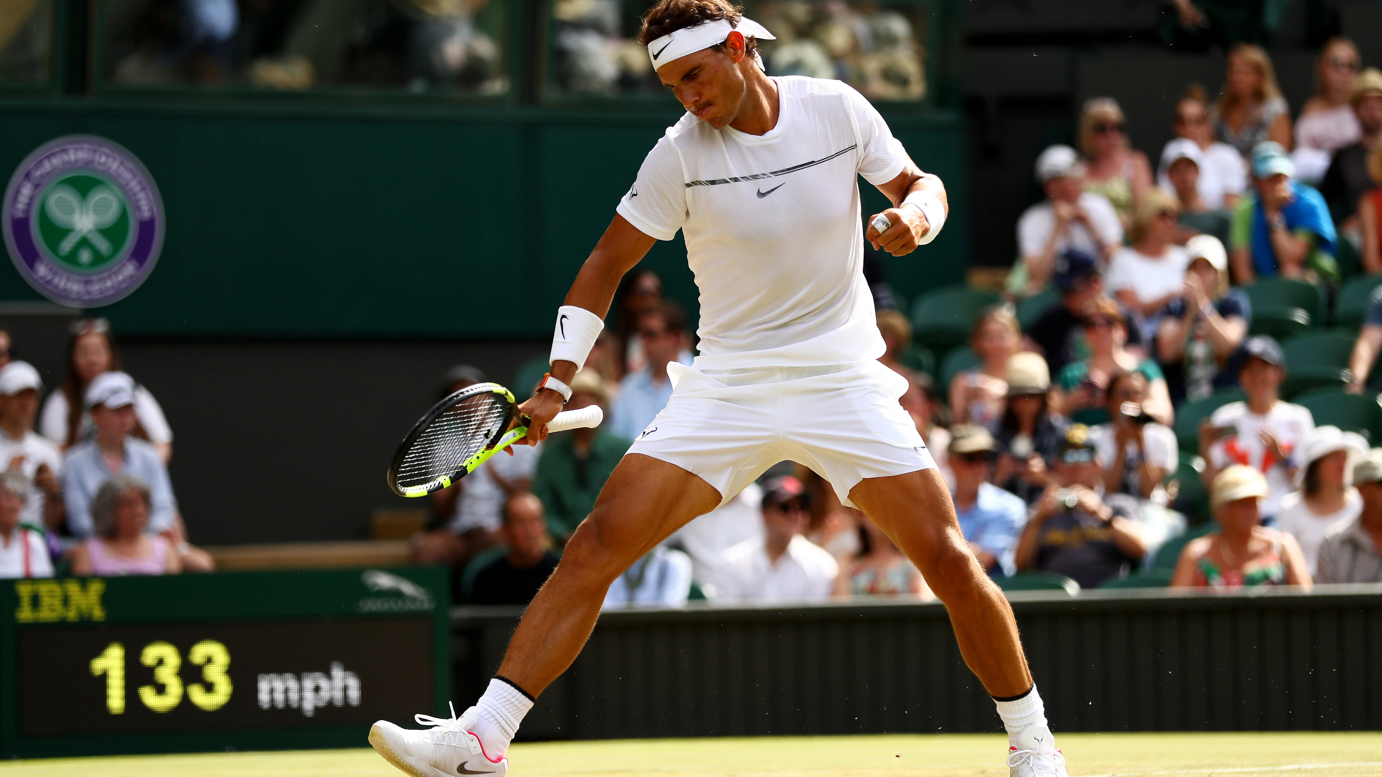 Nadal celebra un punto ante Karen Khachanov