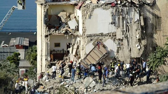 Un edificio residencial se derrumba en Nápoles Un edificio residencial se derrumba en Nápoles