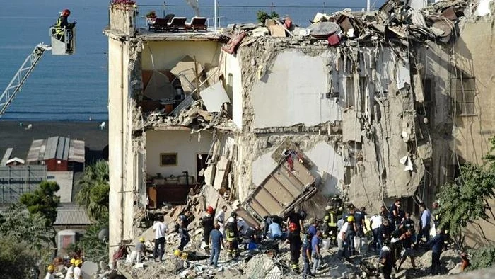 Un edificio residencial se derrumba en Nápoles