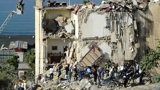 Edificio derrumbado cerca de Nápoles Edificio derrumbado cerca de Nápoles