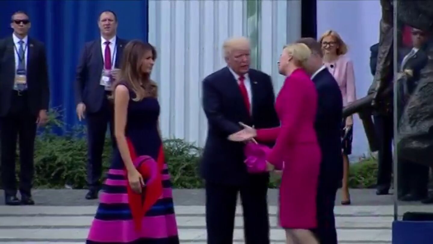 La primera dama de Polonia ignora a Donald Trump y le deja con la mano colgada