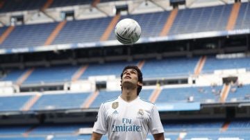 Vallejo posando con la camiseta del Real Madrid