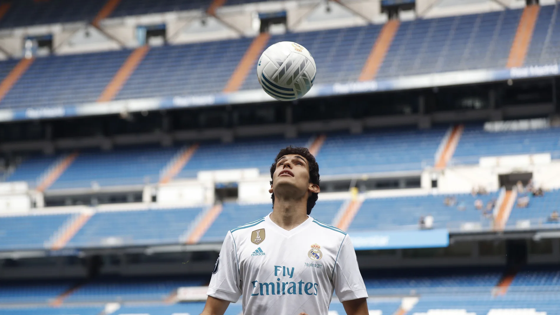 Vallejo posando con la camiseta del Real Madrid