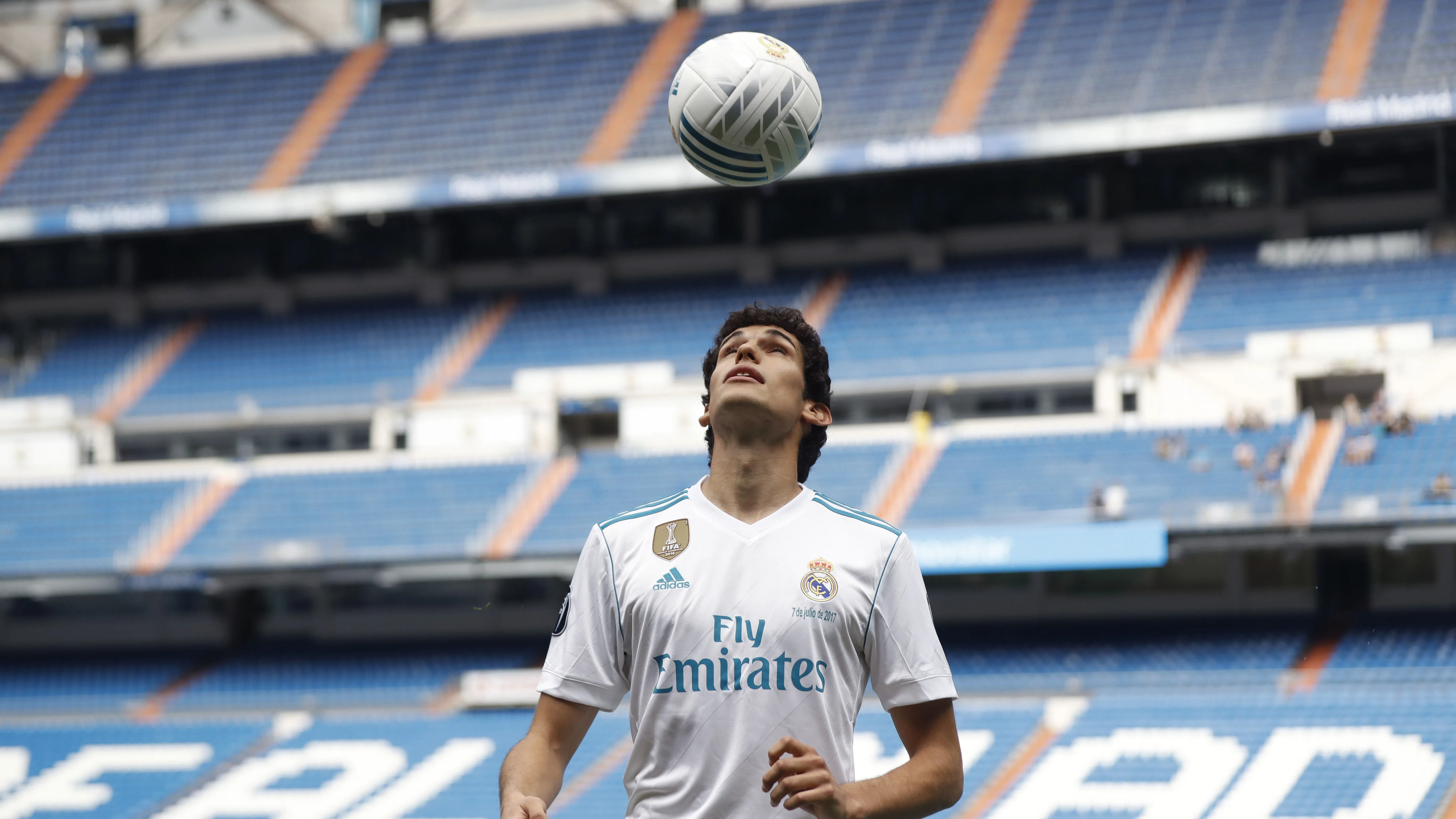 Vallejo posando con la camiseta del Real Madrid Vallejo posando con la camiseta del Real Madrid