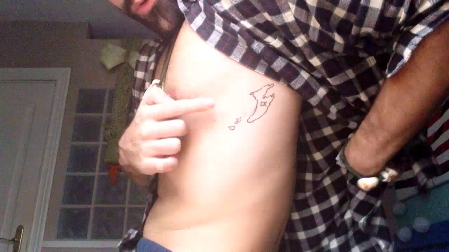 Juanma Kaotiko ense&ntilde;a su tatuaje de La Isla